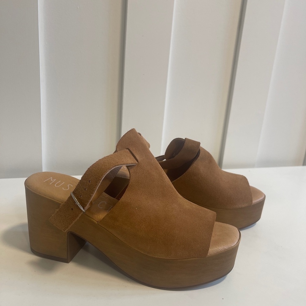 MUSSE & CLOUD Women's Tan Platform Sandals